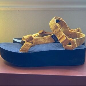 Yellow platform Tevas